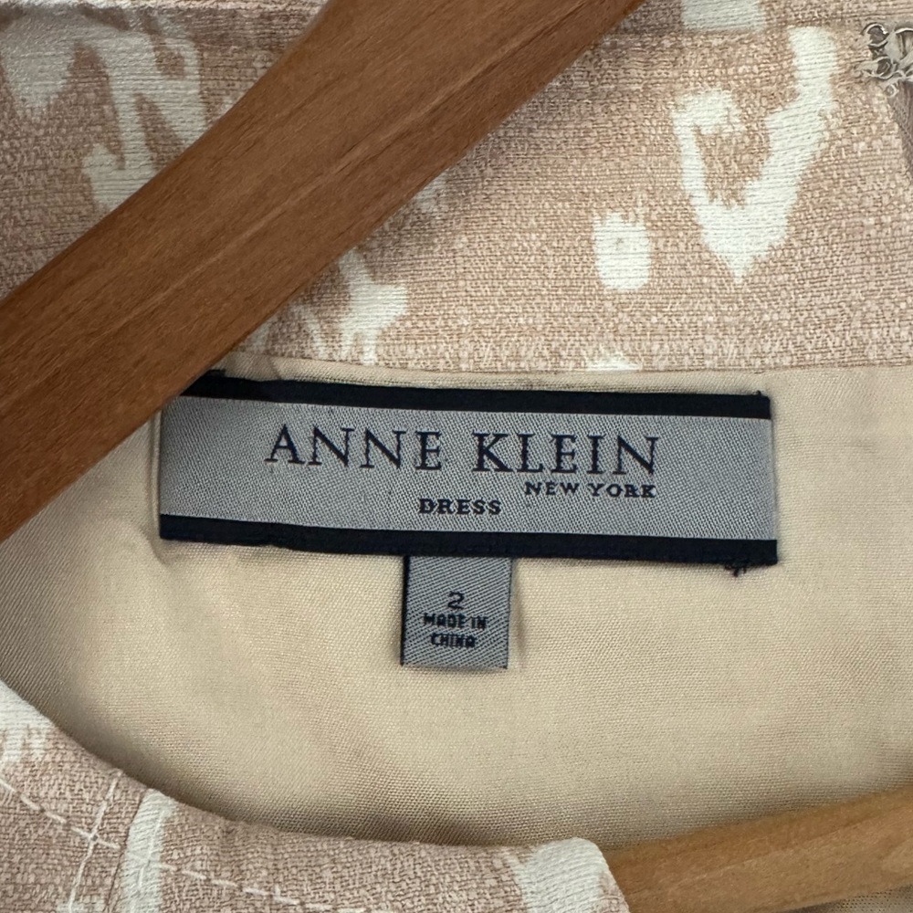 Women’s Anne Klein New York tan and white sleeveless v-neck dress 2 - Picture 3 of 4